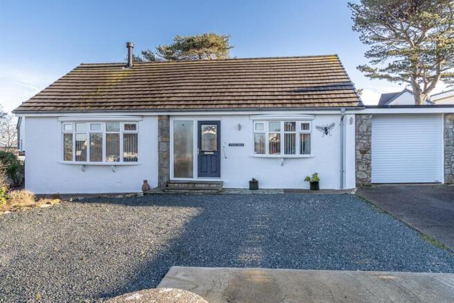Detached bungalow with 3 bedrooms with a spacious layout and garden area